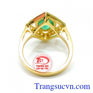 Màu đá hợp cho người mệnh hỏa, mộc mang đến sự may mắn, khỏe mạnh và tài lộc cho chủ nhân đeo nhẫn. Nhẫn nữ emerald đeo hợp mệnh