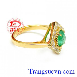 Là loại ngọc làm tăng tính sáng tạo và nhận thức, mài sắc trí tuệ và thị lực. Nhẫn nữ emerald đeo hợp mệnh