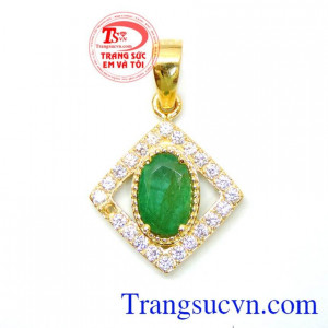 Mặt nữ emerald mặt của sự may mắn biểu hiện sức sống sinh động, mang lại sức khỏe và sự may mắn cho chủ nhân đeo hợp thời trang hợp mệnh đá Emerald rất hợp với chủ nhân tuổi Mùi