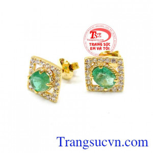 là bông tai với kiểu dáng khá sang trọng đính đá Emerald hình vuông và có điểm thêm nhiều viên dá nhỏ bao quanh tạo nên vẻ đẹp lấp lánh khi đeo. Hoa tai emerald 14k thời trang