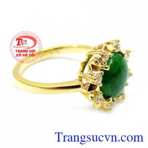 Vì nếu đeo đúng màu hợp với mệnh của mình sẽ mang lại sự may mắn, hưng thịnh cho người đeo. Nhẫn nữ jadeite cho người mệnh hỏa