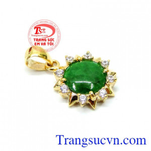 Người phụ nữ sẽ trở nên đẹp hoàn hảo và nổi bật trong đám đông khi mang sản phẩm mặt dây cực kỳ sang trọng này