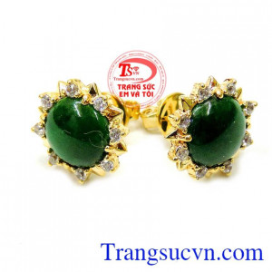 Các viền hoa tai đều được đính thêm nhiều đá lấp lánh cao cấp giúp tăng độ lung linh của sản phẩm. Hoa tai nữ trẻ trung jadeite 14k
