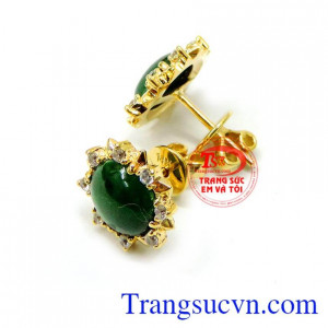 Không có quá nhiều chi tiết phức tạp nhưng chỉ cần thế thôi cũng đủ làm nữ chủ nhân lung linh hơn rất nhiều rồi. Hoa tai nữ trẻ trung jadeite 14k