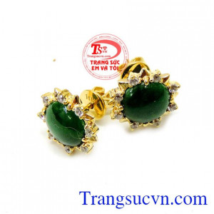 Hoa tai nữ trẻ trung jadeite 14k được thiết kế đính ngọc cẩm thạch khá tinh tế và sang trọng.