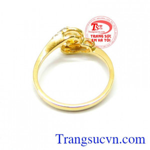 Nhưng không kém phần quý phái cho sản phẩm đeo hợp mệnh hợp thời trang. Nhẫn nữ ngọt ngào đá saphire