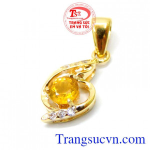 Dễ dàng kết hợp với nhiều sản phẩm trang sức khác tạo nên vẻ đẹp tự tin cho bạn Mặt dây còn được đính thêm nhiều viên đá CZ cao cấp cách điệu trên phần thân của mặt dây mang đến vẻ đẹp lung linh