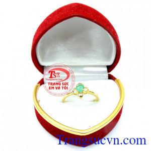 Sự kết hợp tuyệt vời giữa vẻ đẹp của chiếc nhẫn. Nhẫn nữ emerald đeo sáng đẹp