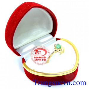 Nhẫn nữ emerald đeo sáng đẹp được chế tạo bằng chất liệu vàng trắng 14k tinh xảo.