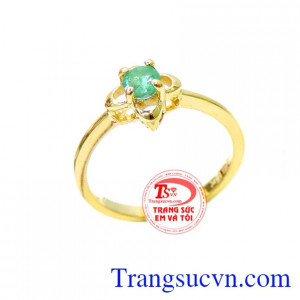 Nhẫn nữ emerald đeo sáng đẹp
