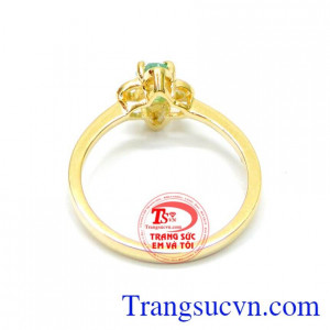 Nhẫn nữ emerald đeo sáng đẹp