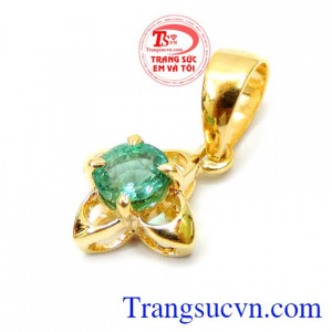 Tạo nên vẻ sành điệu tự tin khoe cá tính Mặt dây còn được đính thêm nhiều viên đá nhỏ cao cấp cách điệu trên phần thân của mặt dây để tô thêm phần lung linh