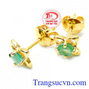 Hoa tai đá emerald nữ còn là món quà đầy ý nghĩa dành tặng cho bạn bè, người thân, người thương của mình đeo cá tính thời trang, Bông tai hoa 4 cánh gắn đá emerald