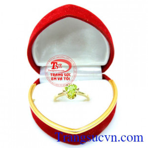 Nhẫn nữ peridot hợp mệnh mộc với kiểu dáng khá thanh mảnh thích hợp cho phái đẹp. 