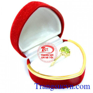 Kiểu dang thanh tú kết hợp với việc sử dụng đá quý peridot càng làm sản phẩm thêm sang trọng, quý phái. Nhẫn nữ peridot hợp mệnh mộc