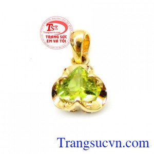 Mặt nữ peridot đính đá điệu dà kiểu dáng tinh tế khi là sự hoà trộn tuyệt vời giữa hình dáng đẹp, vàng 14k