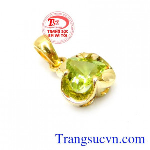 Mặt nữ peridot đính đá điệu dà với phần nổi bật nhất của mặt dây đó chính là viên đá peridot màu lục thậm tạo nên vẻ quý phái, cổ điển cho sản phẩm nhẫn này còn có ý nghĩa về mặt phong thuỷ mang tới sự hưng vượng