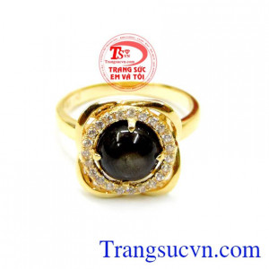 Sản phẩm hết sức tinh tế nhưng không kém phần trẻ trung. Nhẫn nữ saphire yêu kiều 14k