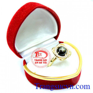 Nhẫn nữ saphire yêu kiều 14k mang tới sự sang trọng, quý phái.
