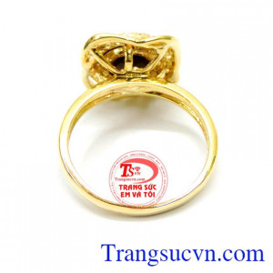 Có ý nghĩa về mặt phong thuỷ mang tới sự hưng vượng mang tới sự sắc sảo, thông minh, tạo nên sự khao khát. Nhẫn nữ saphire yêu kiều 14k