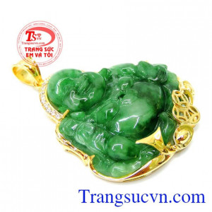 biểu tượng cho sự giàu sang như đồng tiền, thỏi vàng và chiếc túi được cho là chứa rất nhiều châu báu đeo mặt dây hợp thời trang hợp phong thủy