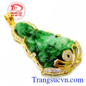 Mặt dây chuyền Phật Quan Thế Âm Bồ Tát được làm từ ngọc cẩm thạch tự nhiên được chạm trổ rất đẹp, tinh xảo, nghệ thuật.