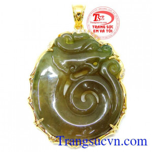 Mặt dây rồng nước canxedon đẹp Rồng biểu trưng cho năng lượng của đất trời, là vật phẩm phong thủy có ý nghĩa quan trọng.
