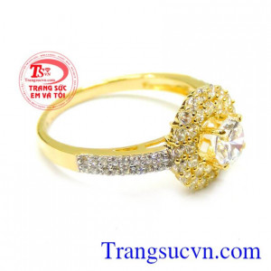 Dọc theo vành trên của mặt nhẫn là những viên đá kết nhỏ xinh xắn tạo nên vẻ lung linh. Nhẫn nữ vàng 10k điệu đà đính đá