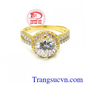 Xung quanh viên đá to là những viên đá kết đua nhau tỏa sáng tạo vẻ đẹp lung linh cho người phu nữ. Nhẫn nữ đá to quý phái 10k