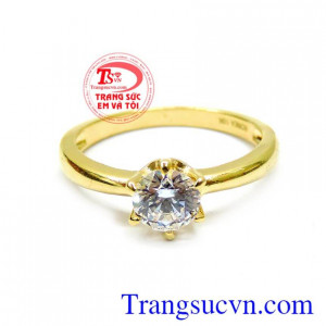 Nhẫn nữ vàng tinh tế đá đẹp được đính kim cương nhân tạo đầy đam mê và toát lên được vẻ đẹp kiêu xa. 