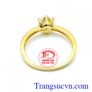 Đính thêm nhiều đá kết nhỏ đẹp giúp tăng độ lung linh của sản phẩm. Nhẫn nữ vàng tinh tế đá đẹp