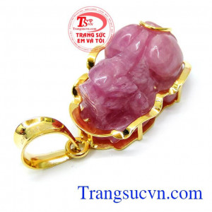 phù hợp cho người mạng Hoả và mạng Thổ được chạm khắc cực kỳ tinh xảo mang lại may mắn cho mọi người, nhất là những người có mệnh cung hợp với màu đỏ.