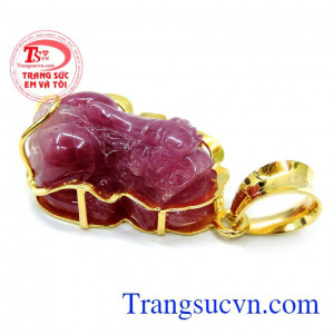 giúp phát triển công danh quan lộc, sự nghiệp kinh doanh đem lại may mắn, giữ của cho người chủ sở hữu. Mặt tỳ hưu ruby đem lại công danh