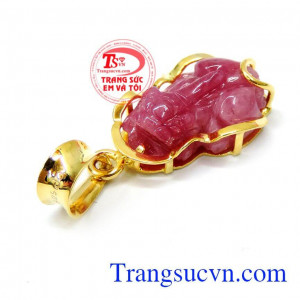 có đính tỳ hưu ruby mang lại vẻ sang trọng may mắn luôn theo bên người mọi lúc, mọi nơi để công việc, học hành… Mặt tỳ hưu ruby đeo hưng vượng