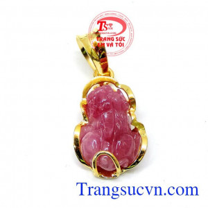 Mặt tỳ hưu ruby đeo hưng vượng có tác dụng mang mại may mắn, tài lộc dồng thời bảo vệ sự bình an cho người dùng 
