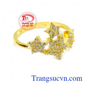 Mặt trên cùng của chiếc nhẫn được thiết kế hình sao đính nhiều đá nhỏ lấp lánh. Nhẫn nữ 10k sao sáng lấp lánh