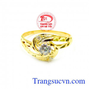 Kiểu dáng khá trẻ trung sành điệu sản phẩm sẽ khiến bàn tay nhỏ xinh của nữ chủ nhân thon thả, ngọc ngà hơn. Nhẫn vàng nữ tính đẹp giá rẻ
