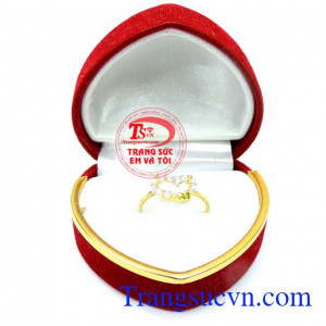 Nhẫn nữ trái tim vàng tình yêu được thiết kế khéo léo và tinh xảo.