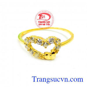 Ngoài ra, nhẫn nữ trái tim còn được đính những viên đá nhỏ lấp lánh để tạo nên độ lung linh cho sản phẩm. Nhẫn nữ trái tim vàng tình yêu