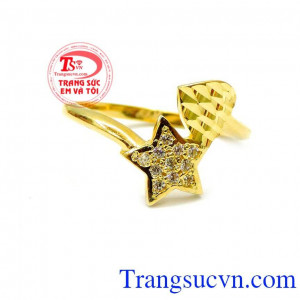 Người phụ nữ sẽ trở nên đẹp hoàn hảo và nổi bật trong đám đông khi mang sản phẩm nhẫn nữ giá rẻ này sang trọng hợp thời trang. Nhẫn nữ sao kiểu dáng đẹp