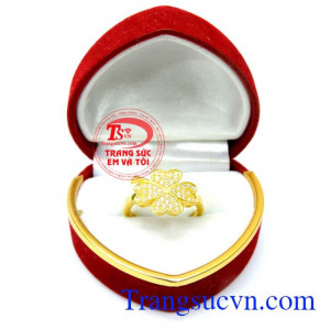 Nhẫn nữ vàng hoa trái tim đẹp sang trọng mà không kém phần quý phái.