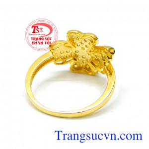 Kiểu dáng khá trẻ trung sành điệu. Nhẫn nữ vàng hoa trái tim đẹp