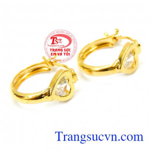 Bông tai trái tim đính đá với thiết kế đính đá vàng xinh xắn, được gia công bởi bàn tay khéo léo của thợ vàng.