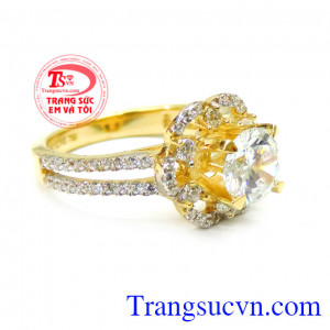 Bàn tay của bạn sẽ thu hút được nhiều ánh nhìn hơn nếu trên tay đeo mẫu nhẫn nữ đính đá to đẹp này. Nhẫn nữ vàng đính đá lung linh