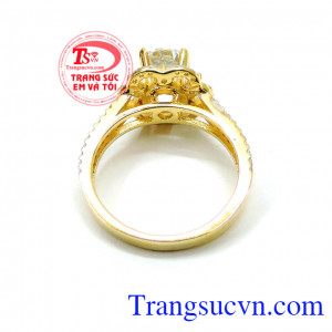 Nhẫn nữ đính đá to đẹp này mang lại một vẻ đẹp sang trọng quý phái hợp thời trang với xu hướng hiện nay. Nhẫn nữ vàng đính đá lung linh