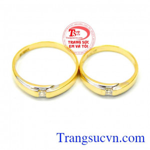 Đôi nhẫn cưới 10k giá rẻ là biểu tượng tình yêu bất diệt của cặp vợ chồng với hy vọng mang tới sự chung thuỷ trong hôn nhân và lâu bền tới đầu bạc răng long làm từ chất liệu vàng 10k sáng bóng