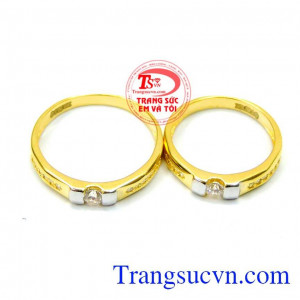 Nhẫn cưới khá đơn giản khi không có quá nhiều chi tiết sản phẩm