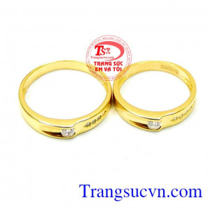 Chiếc nhẫn với những viên đá nhỏ lung linh cách điệu đính đá CZ trên thân nhẫn như mong muốn hạnh phúc đôi lứa sau hôn nhân