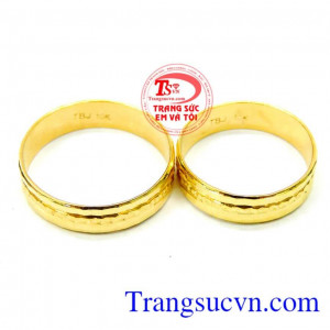 Chiếc nhẫn chính được bao quanh uốn lượn bởi một viền vàng ví như sự gắn bó giữa 2 vợ chồng biểu tượng của tình yêu trên thân nhẫn thể hiện cho tình yêu bất diệt và chúc phúc cho căp vợ chồng sắp cưới