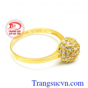 Nền nhẫn đều được gắn khá nhiều đá CZ nhỏ đẹp tạo nên vẻ đẹp lung linh cho sản phẩm. Nhẫn nữ 10k bông đá lung linh